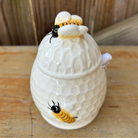 New Maxcera Ceramic Honeycomb Textured Honey Pot & Spoon with 3D Honey Bees - Picture 1 of 9
